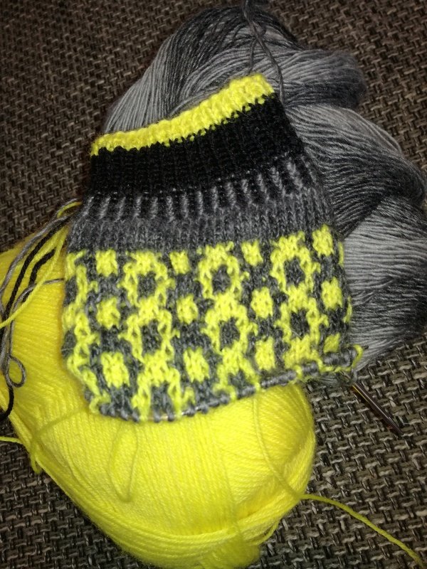 Strickanleitung  *Bienenstich* Socken mit Hebemaschenmuster