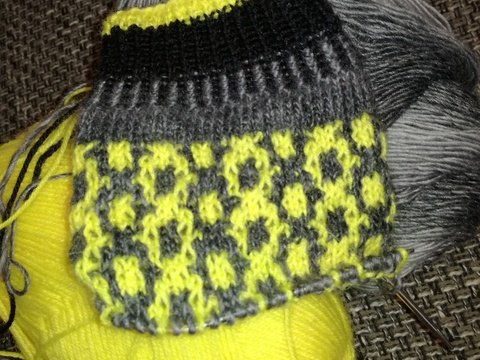 Strickanleitung  *Bienenstich* Socken mit Hebemaschenmuster