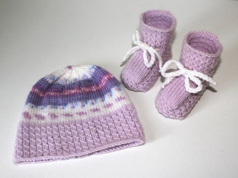 Strickanleitung Baby-Set, Booties und Mützchen im Flechtmuster, 0 - 5 Monate