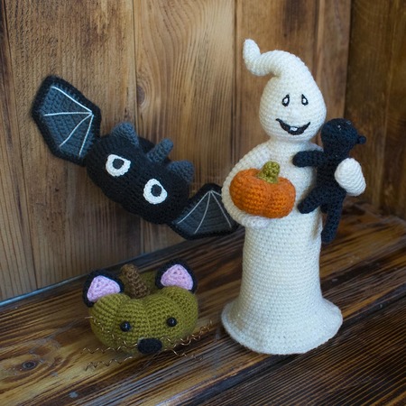 Amigurumi Halloween pattern for the Ghost, pumpkin cats and bats