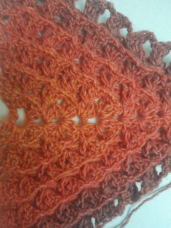 Häkelanleitung Dreieckstuch mit 3D Muschelmuster - Bild 3