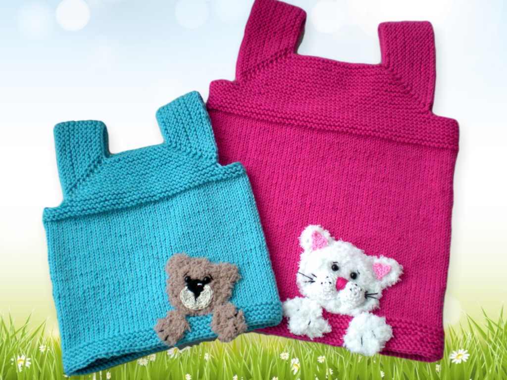 Zwei gestrickte Trägertops, ein türkisblaues mit Teddybär-Applikation und ein pinkes mit Katzen-Applikation.