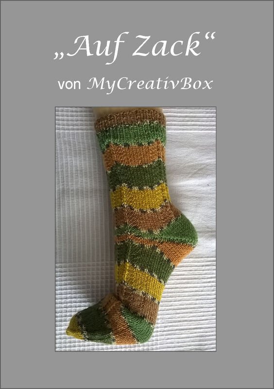 Gestrickte Socke mit Zacken- und Streifenmuster in Grün, Braun und Gelb auf hellem Untergrund