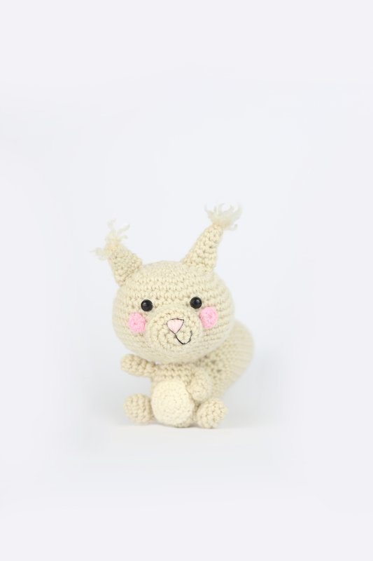 Beiges gehäkeltes Amigurumi‑Eichhörnchen mit rosa Bäckchen
