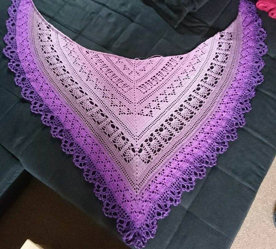Gehäkeltes dreieckiges Tuch in Flieder und Violett mit Spitzenrand