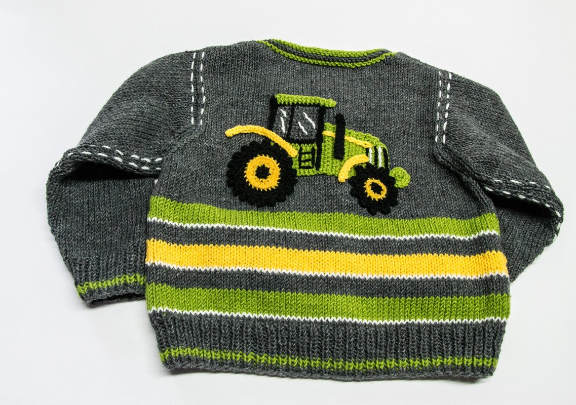 Strickjacke mit Trecker-Applikation