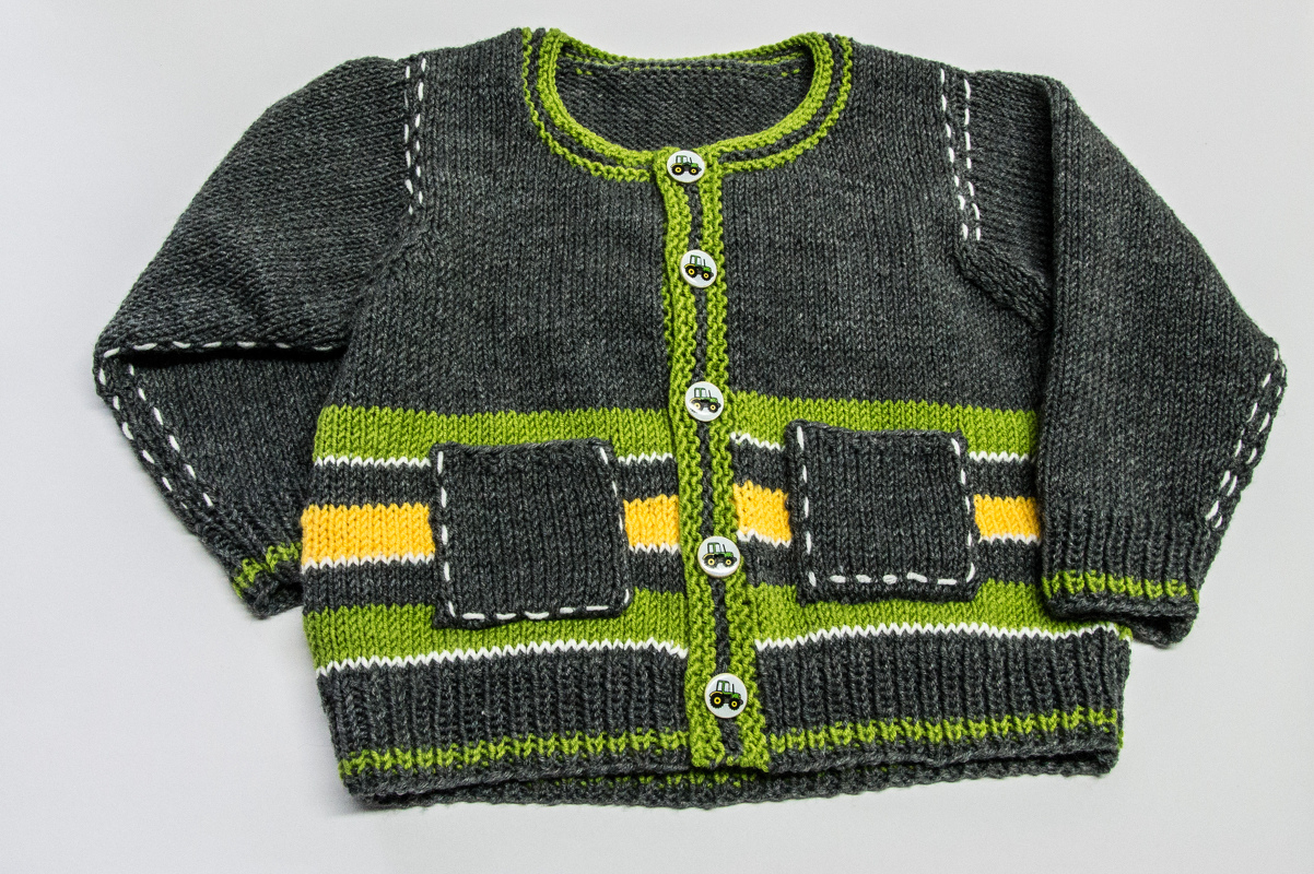 Strickjacke mit Trecker-Applikation