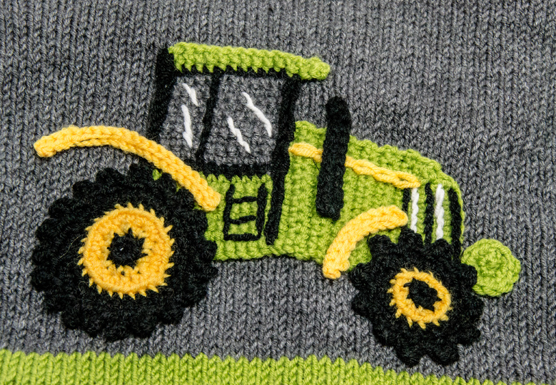 Strickjacke mit Trecker-Applikation