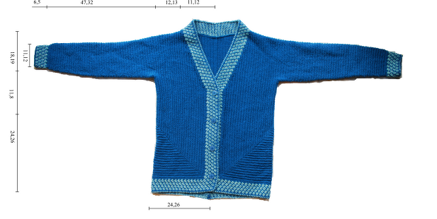 Blaue gestrickte Damenjacke mit hellblauem Muster an Kragen, Knopfleiste und Bündchen, flach liegend