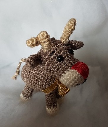 Gehäkeltes braunes Rentier-Amigurumi mit roter Nase und Glöckchen