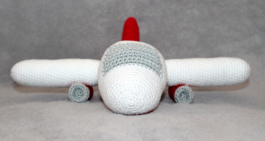 Crochet an Airplane – a White and Red Plane with Engines (EN & DE)