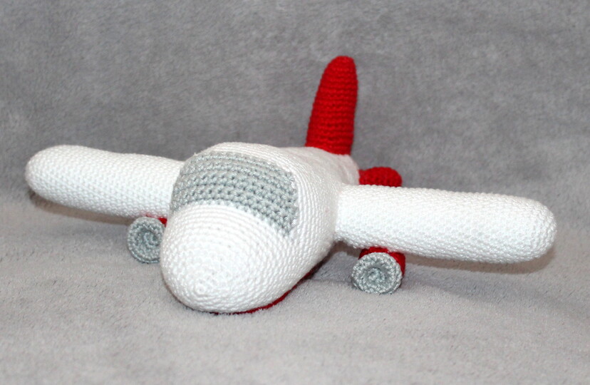 Crochet an Airplane – a White and Red Plane with Engines (EN & DE)