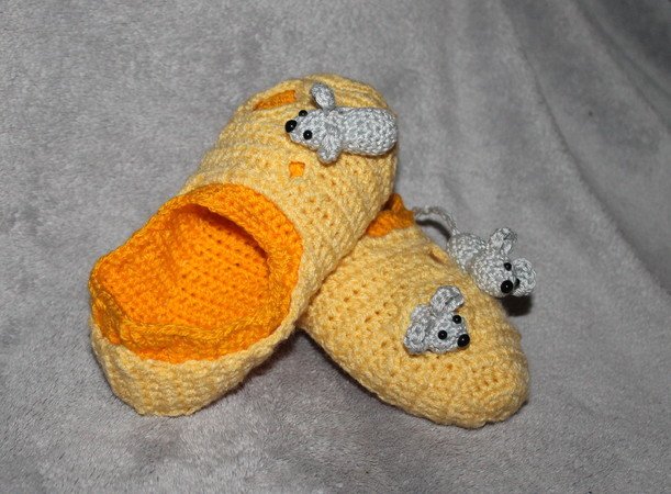 cheesy socks in 4 sizes crochet pattern (4- 16)