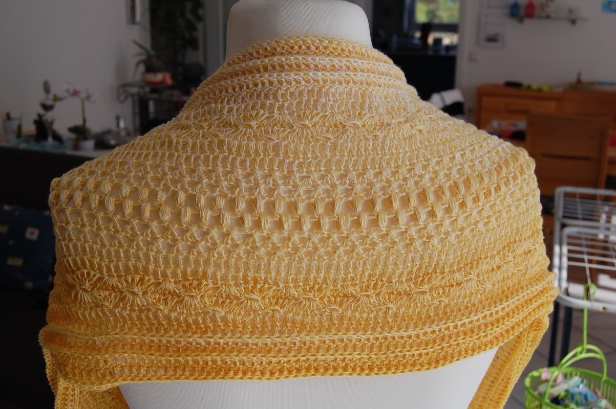 Gelber Loop auf Schneiderpuppe, Detailaufnahme verschiedener Häkelreihen zum Vergleich