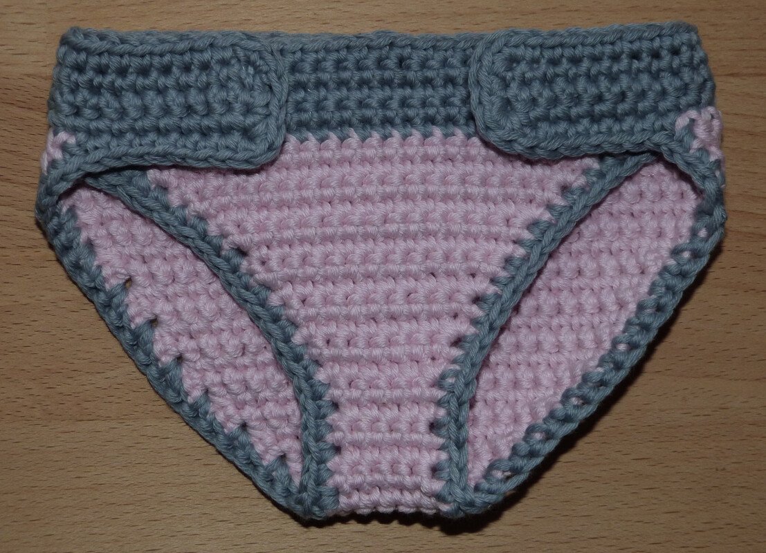 Gehäkelte Puppenunterhose in Rosa mit grauen Bundklappen