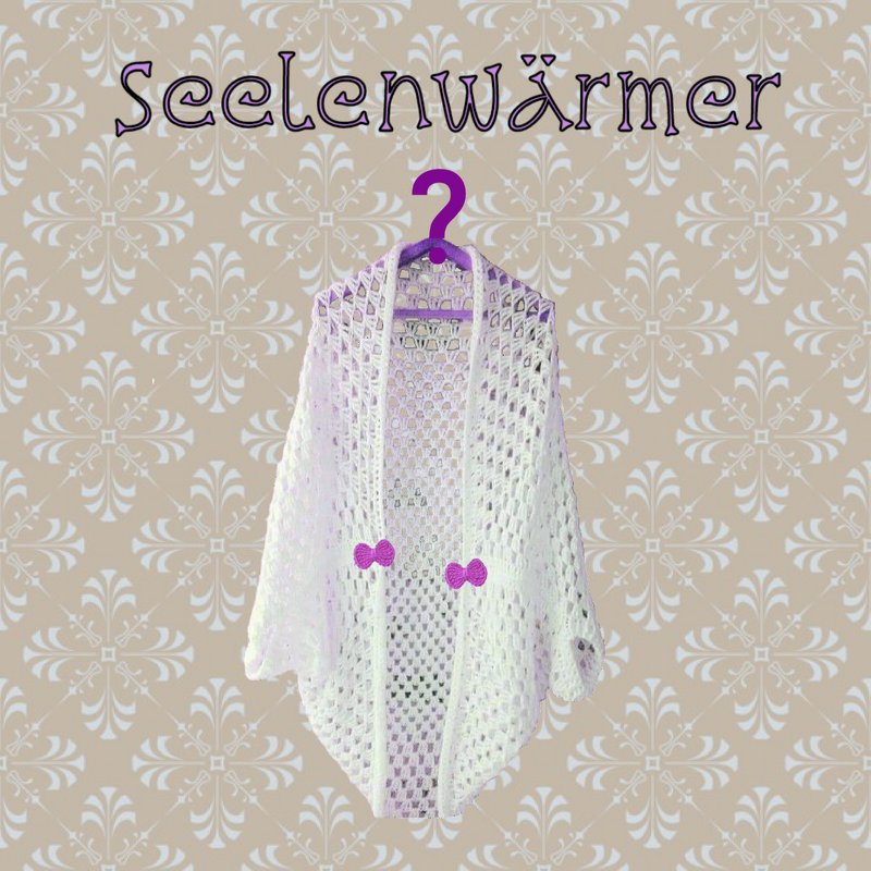 Weißer, offen gehäkelter Seelenwärmer mit zwei lila Schleifen an lila Bügel