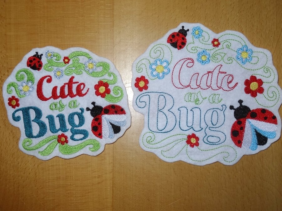 Zwei unterschiedlich bestickte Applikationen mit dem Text Cute as a Bug, Marienkäfern und Blumen