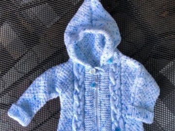 Baby-Strickjacke "Robin" mit Kapuze und Zöpfen - 3-6 Monate