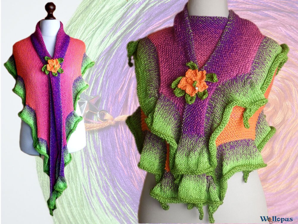 Gestricktes mehrfarbiges Dreieckstuch mit welligen Kanten und orangefarbener Blumenapplikation an einer Schaufensterpuppe