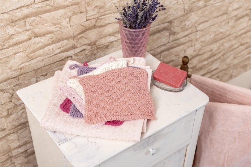 Gestrickter Waschlappen und Waschhandschuh