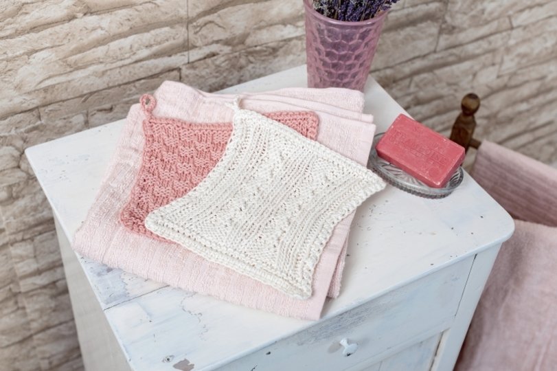 Gestrickter Waschlappen und Waschhandschuh