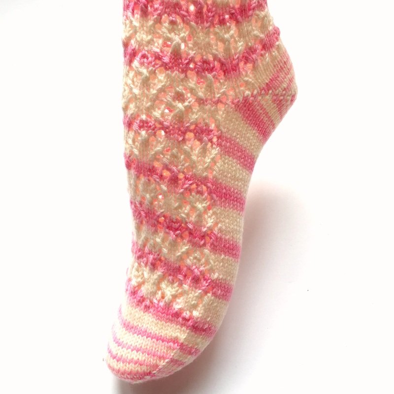 Gestrickte Knöchelsocke in Pastellrosa und Creme mit Ajourmuster, Seitenansicht