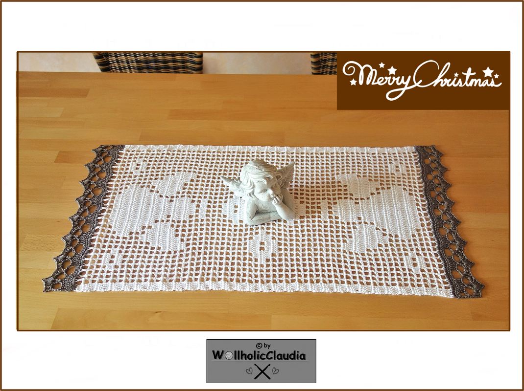 Weißer Filet-Häkel-Tischläufer mit Engelsmotiven und graubrauner Borte auf Holztisch