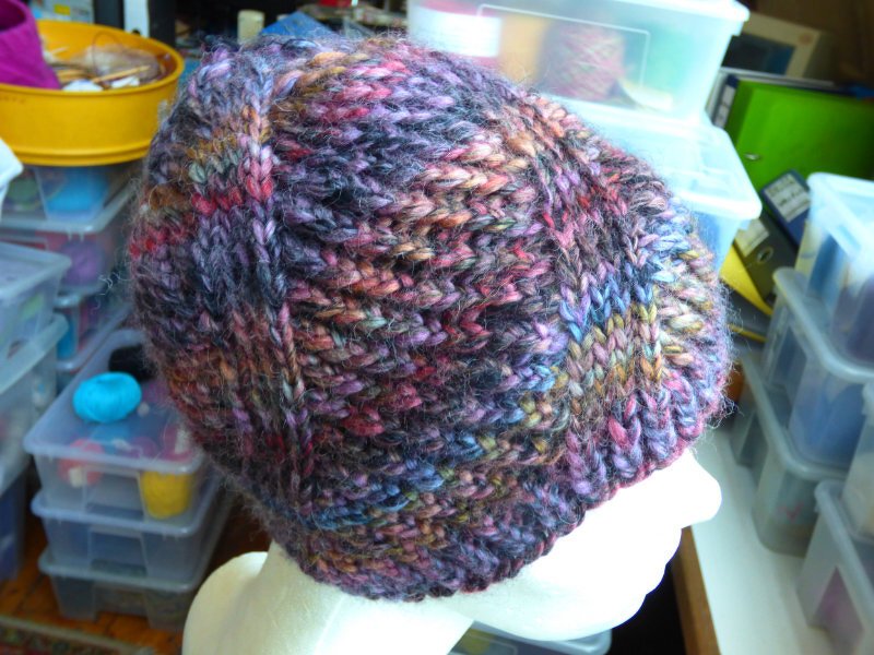 Slouchy Strickmütze mit Rippenbund auf Schaufensterkopf
