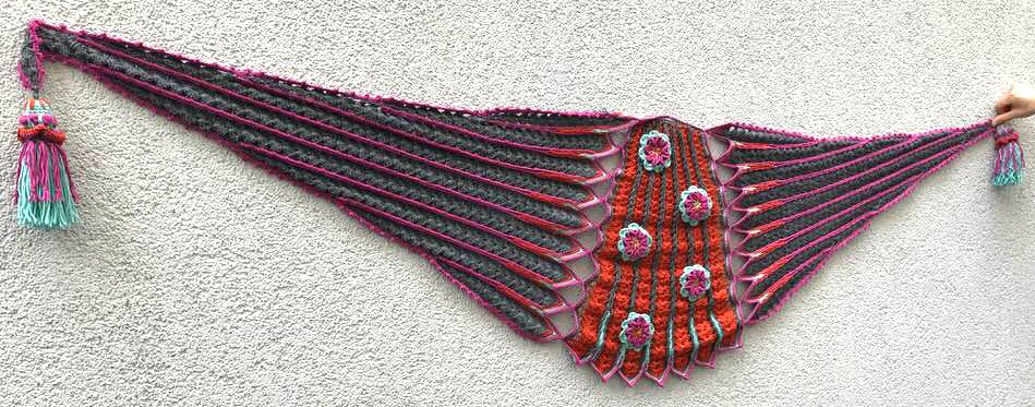 Asymmetrisches gehäkeltes Dreieckstuch mit geripptem Mittelteil, Blumenapplikationen und Quasten