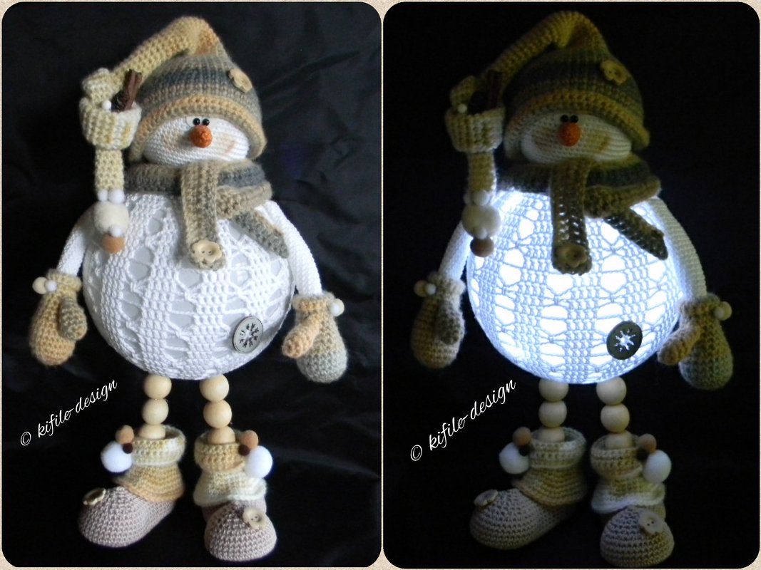 Gehäkelter Schneemann mit Mütze, Schal, gehäkeltem Kugelrumpf und Holzperlen-Beinen, gezeigt unbeleuchtet und beleuchtet