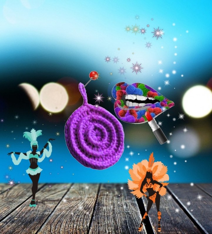 Lila gehäkelte Spirale mit Nadel, Lippenmotiv aus buntem Garn und zwei karnevalsähnliche Figuren auf Holzboden vor leuchtendem, funkelndem Hintergrund.