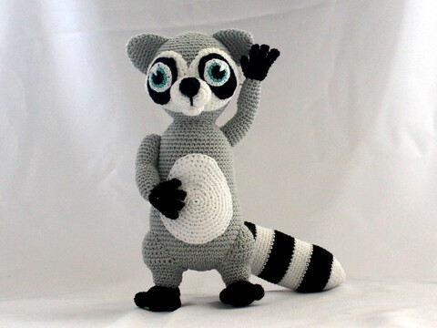 Crochet a Raccoon – a Standing Raccoon with a Ringed Tail (EN & DE)