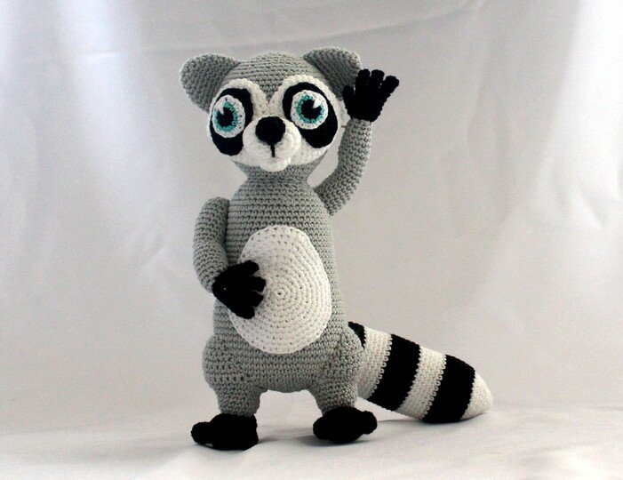 Crochet Randy the Raccoon – standing raccoon with striped tail (EN & DE)