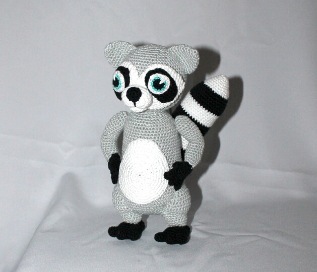 Crochet a Raccoon – a Standing Raccoon with a Ringed Tail (EN & DE)