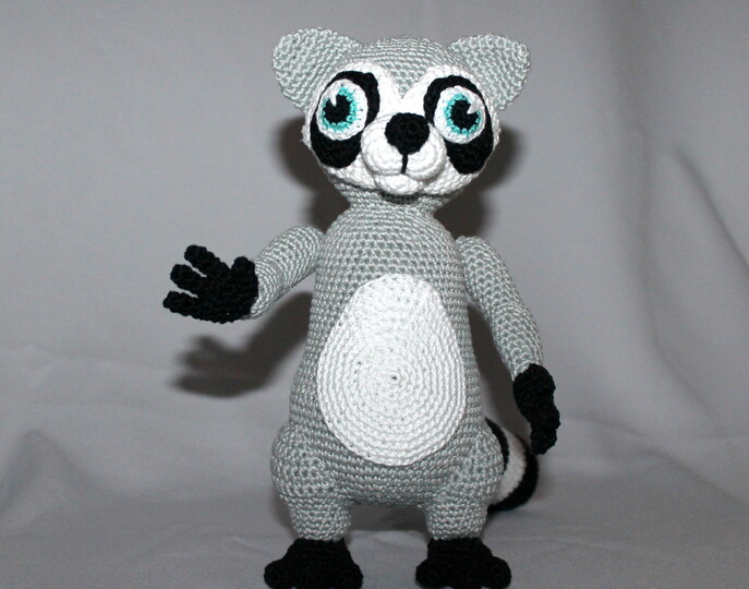Crochet a Raccoon – a Standing Raccoon with a Ringed Tail (EN & DE)