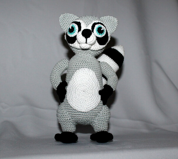 Crochet a Raccoon – a Standing Raccoon with a Ringed Tail (EN & DE)