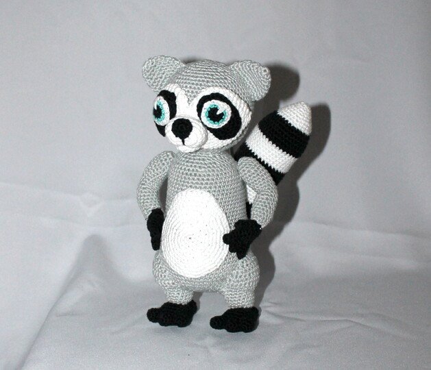 Crochet Randy the Raccoon – standing raccoon with striped tail (EN & DE)