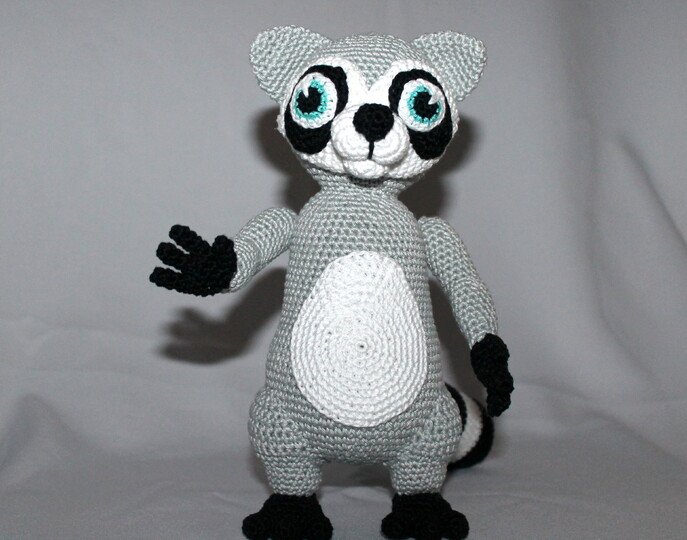 Crochet Randy the Raccoon – standing raccoon with striped tail (EN & DE)