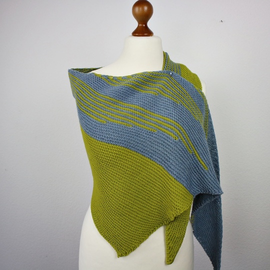 Strickanleitung asymmetrisches Dreieckstuch mit Streifen Different Stripes