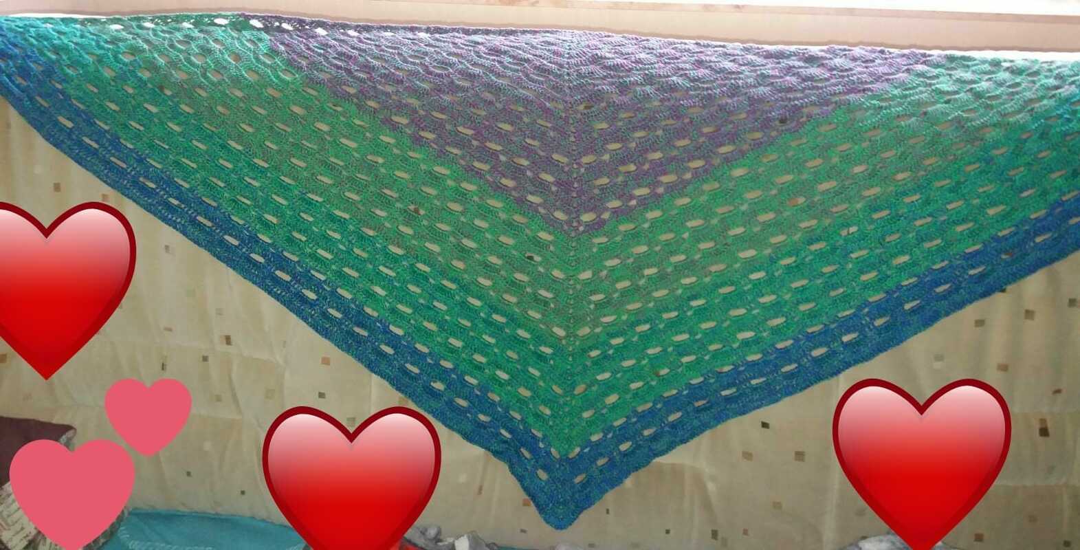 Handgehäkeltes Dreieckstuch mit Lila‑Grün‑Blauem Farbverlauf und offenem Lochmuster