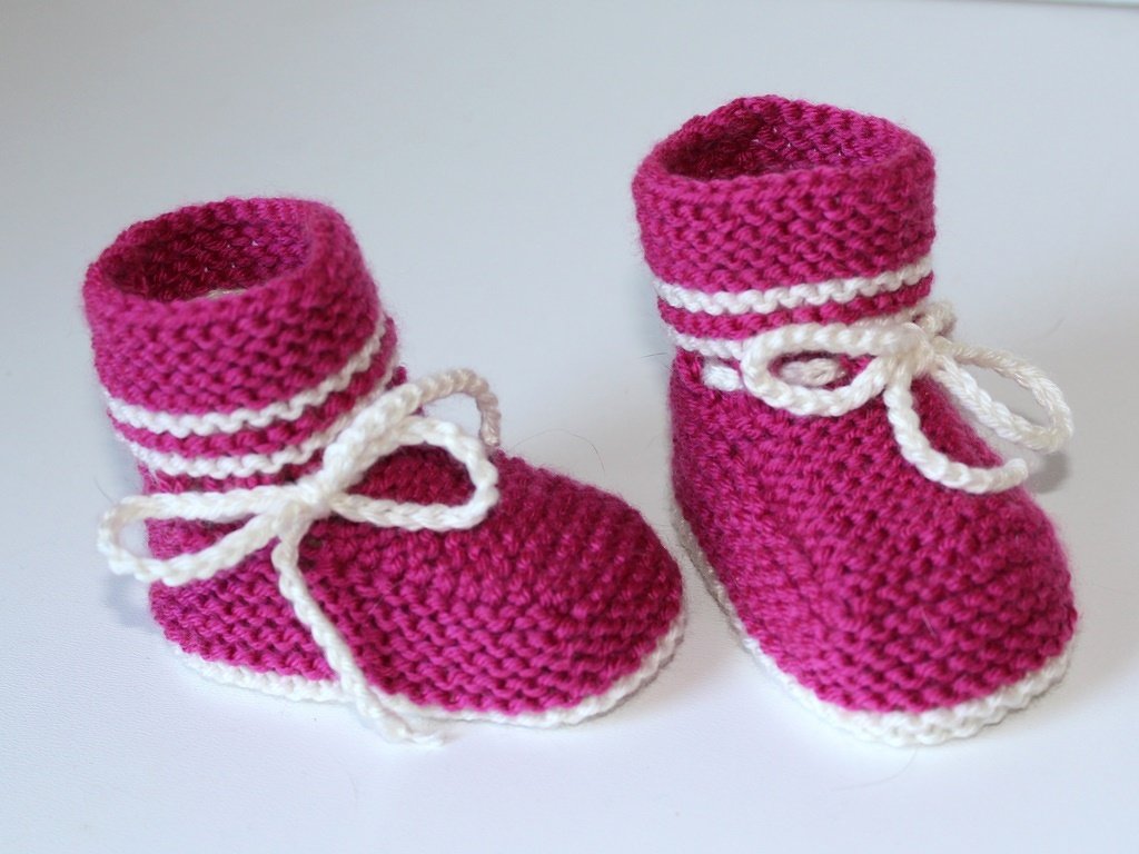 Strickanleitung Babyschuhe, Baby-Booties für Anfänger, mit 2 Nadeln gestrickt