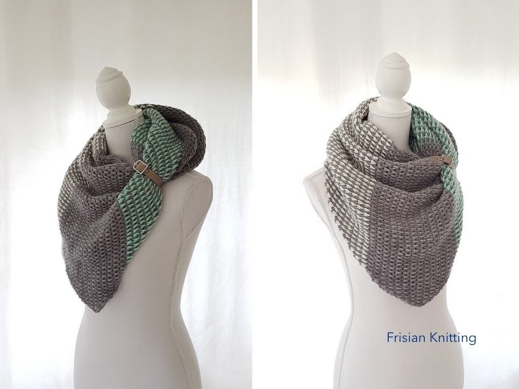 Gehäkelter Dreiecksschal in Grau, Mint und Weiß mit Riemenverschluss auf einer Schaufensterpuppe