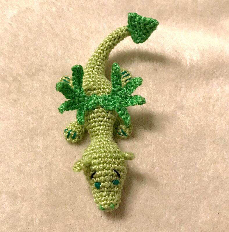 hellgrüner gehäkelter Amigurumi-Drache mit blattförmigem Rückenkamm