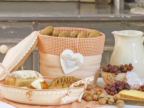 Tischtuch und Brotkörbe