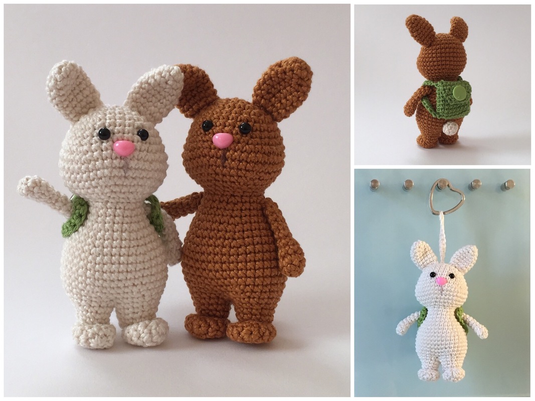 Zwei gehäkelte Amigurumi‑Hasen, weiß und braun, mit grünen Mini‑Rucksäcken; rechts auch als Schlüsselanhänger zu sehen