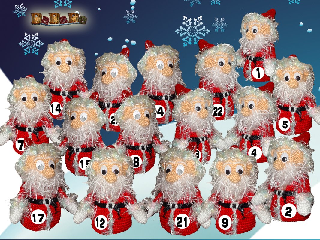 Mehrere gehäkelte Weihnachtsmänner in Rot und Weiß, jeweils mit Bart und einer weißen Zahl auf dem Vorderteil, vor einem winterlichen Hintergrund mit Schneeflocken.