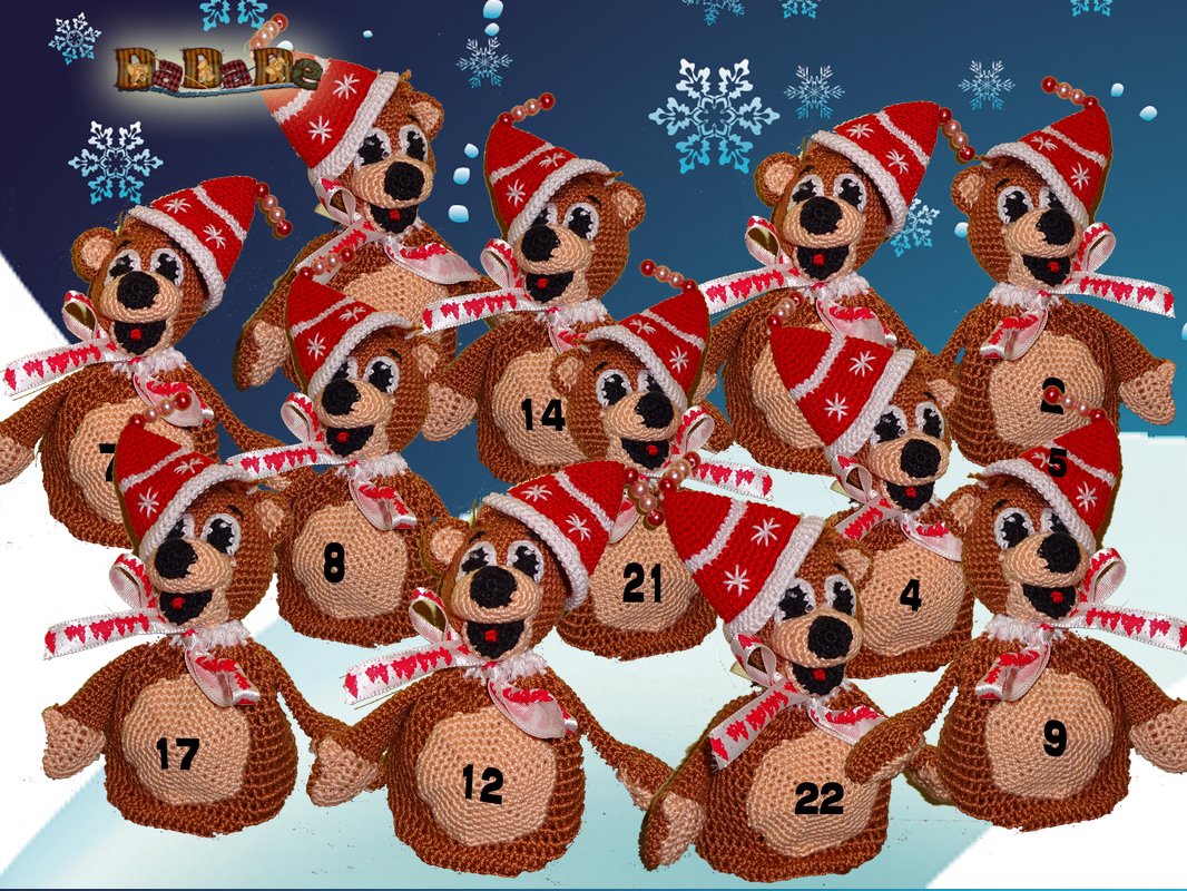 Gehäkelte Teddybären mit roten Mützen und nummerierten Bäuchen, mehrfach angeordnet