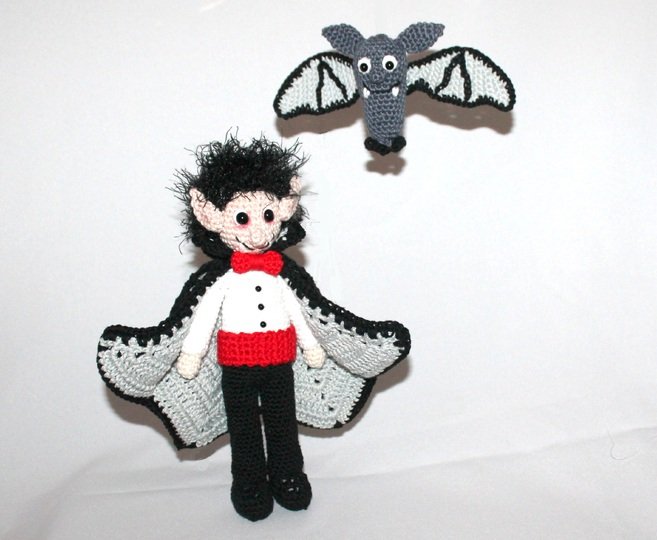 Crochet Vampire Valdimir with Bat Flin – Pattern in English & German