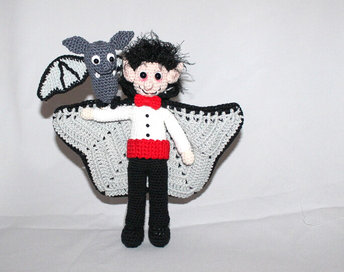 Crochet a Vampire – with a Bat and a Removable Cape (EN & DE)