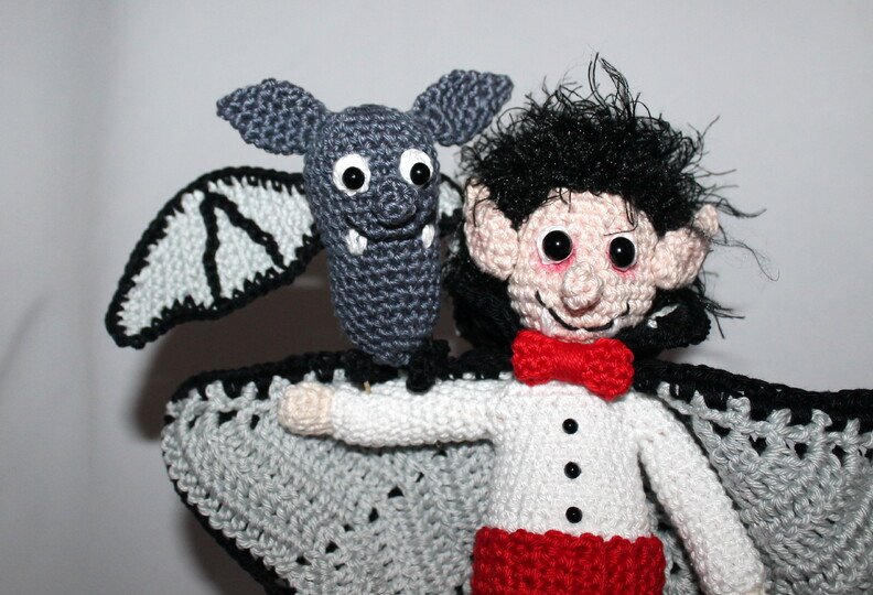 Crochet Vampire Valdimir with Bat Flin – Pattern in English & German